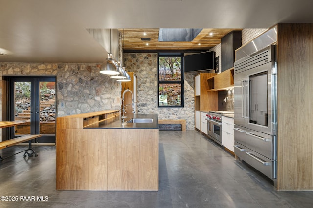 51 Rill Rd, Prescott, AZ 86305 - kitchen featuring premium appliances, a sink, plenty of natural light, and modern cabinets