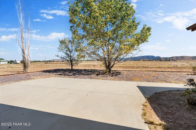 view of yard with a mountain view