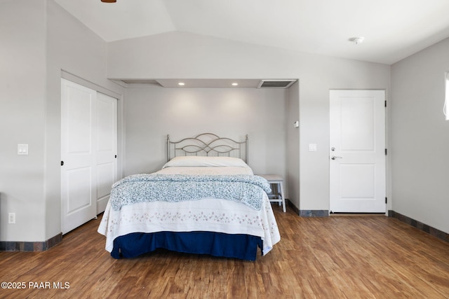 13175 N Bull Run Rd, Prescott, AZ 86305 - bedroom featuring lofted ceiling, wood finished floors, baseboards, and a closet