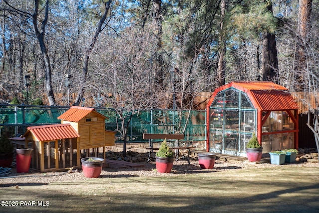 view of yard featuring an outdoor structure