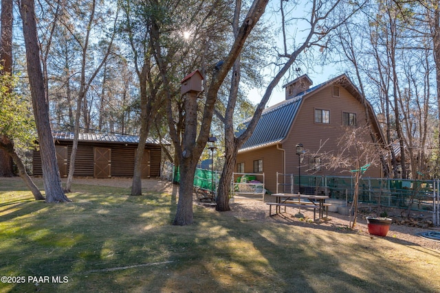 view of yard with an outbuilding