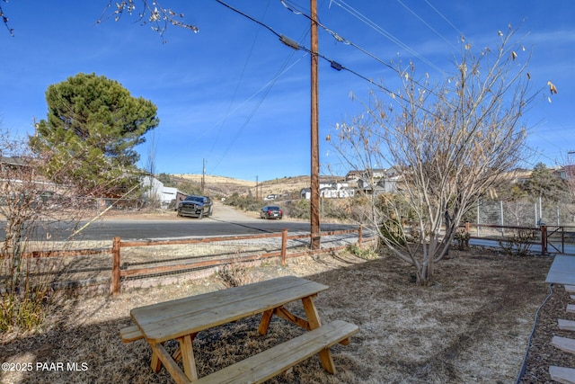 view of yard featuring a mountain view