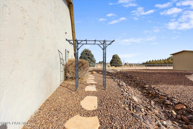 view of yard featuring a rural view