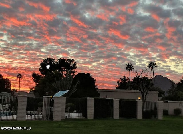 view of yard at dusk