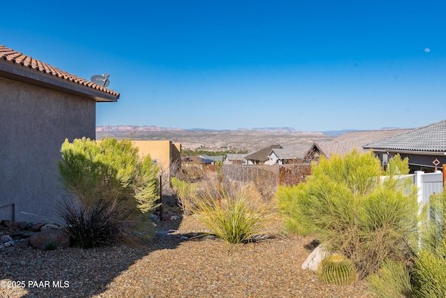 view of yard with fence and a mountain view