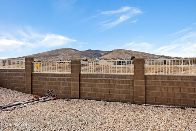 view of yard with a mountain view