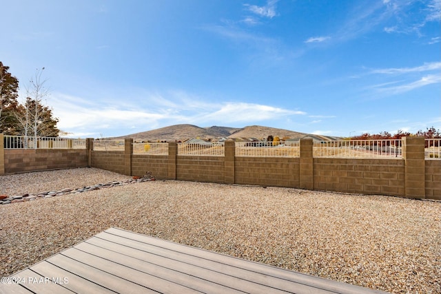 view of yard featuring a mountain view