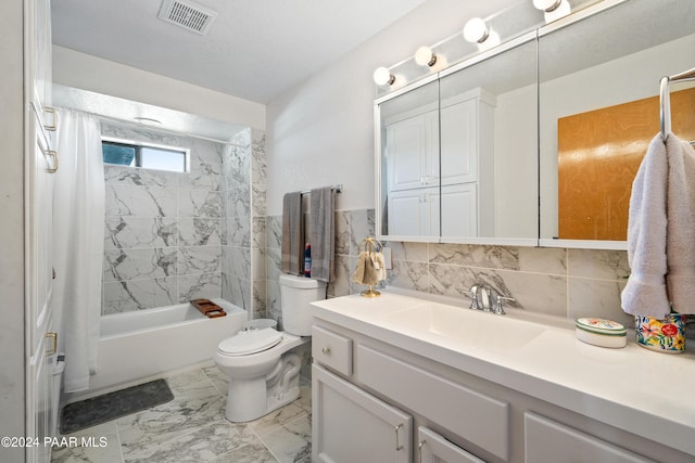 full bathroom featuring decorative backsplash, shower / bath combo, vanity, and toilet