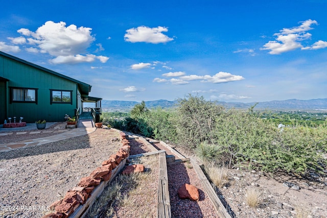 view of yard with a mountain view