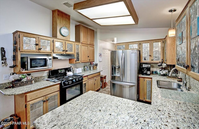6174 N Viewpoint Dr, Prescott Valley, AZ 86314 - kitchen featuring visible vents, under cabinet range hood, vaulted ceiling, stainless steel appliances, and a sink