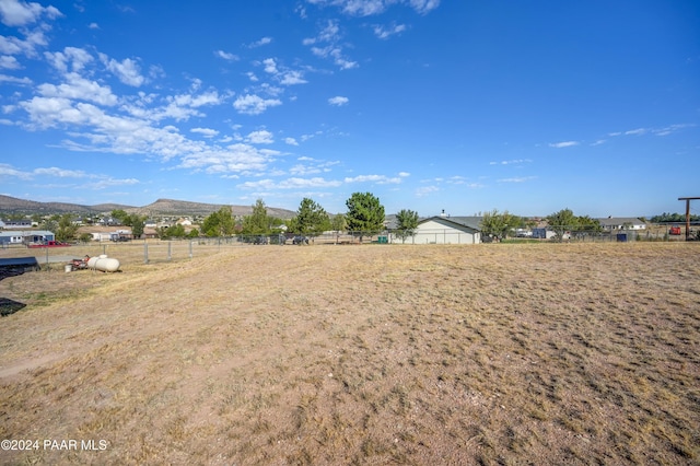 view of yard featuring a mountain view