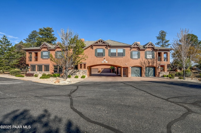 multi unit property featuring stucco siding and driveway