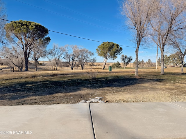 view of yard featuring a rural view