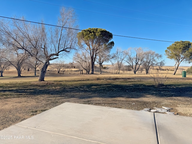 view of yard featuring a rural view