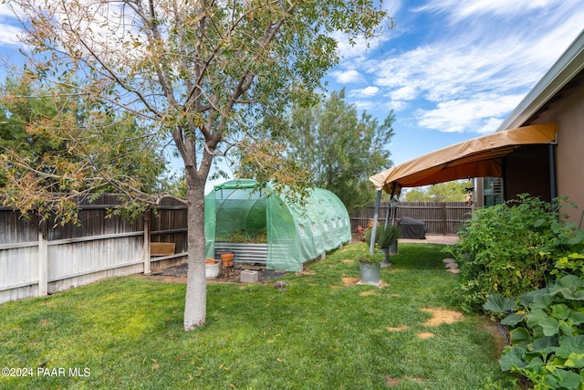 view of yard with an outbuilding