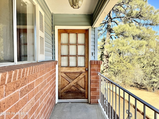 property entrance featuring a balcony