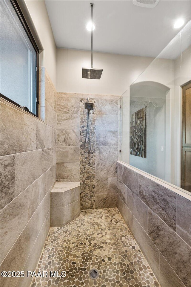 bathroom featuring a tile shower