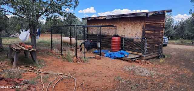 view of yard with an outbuilding