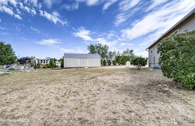 view of yard featuring a storage shed