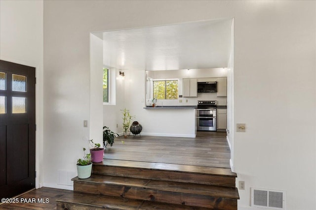 1445 S Table Mountain Rd, Chino Valley, AZ 86323 - foyer entrance with dark wood-style floors and baseboards