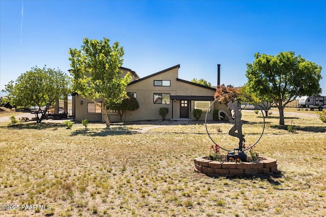 1445 S Table Mountain Rd, Chino Valley, AZ 86323 - view of front facade featuring stucco siding and a front yard