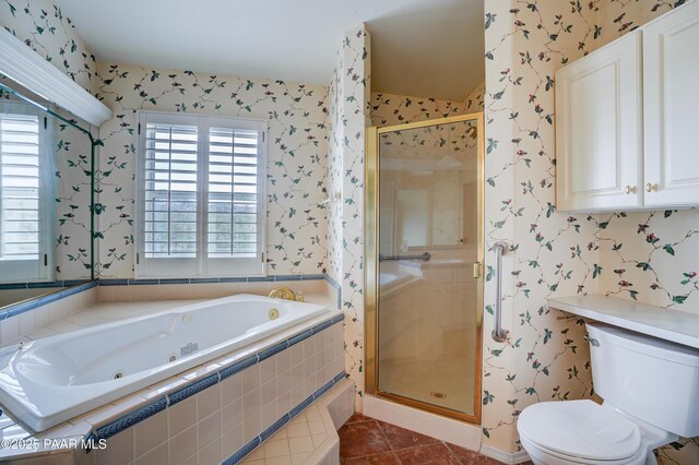 2312 Loma Vista Dr, Prescott, AZ 86305 - full bath featuring toilet, wallpapered walls, and a whirlpool tub
