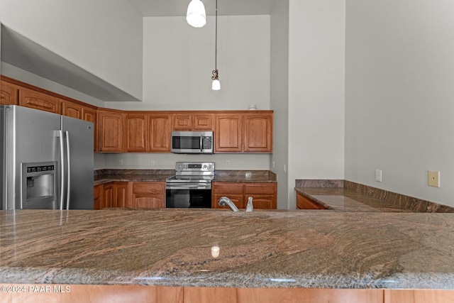 11645 E Prescott Dells Rnch Rd, Dewey-Humboldt, AZ 86327 - kitchen with kitchen peninsula, sink, pendant lighting, and appliances with stainless steel finishes