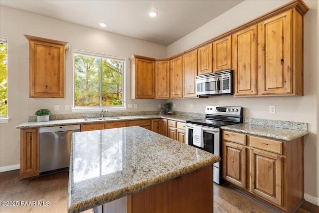 kitchen featuring a sink, baseboards, recessed lighting, stainless steel appliances, and dark wood-style flooring