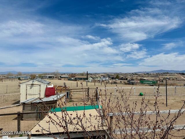 view of yard with an outdoor structure