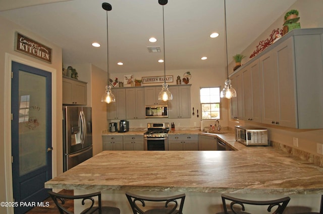 8737 N Mare St, Prescott Valley, AZ 86315 - kitchen with stainless steel appliances, a sink, a peninsula, a breakfast bar area, and recessed lighting