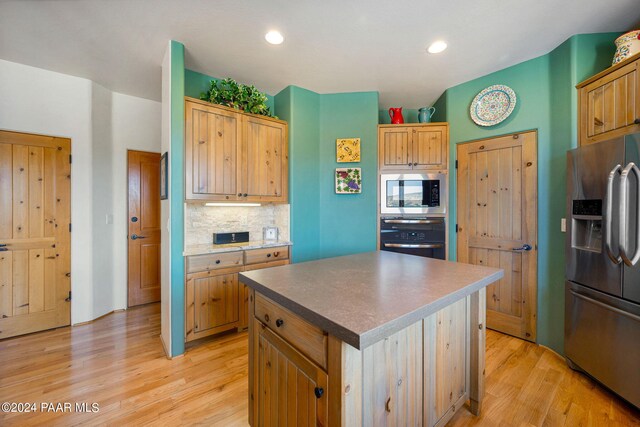 2253 Shadow Ridge Rd, Prescott, AZ 86305 - kitchen featuring stainless steel appliances, light wood-style flooring, tasteful backsplash, a kitchen island, and recessed lighting