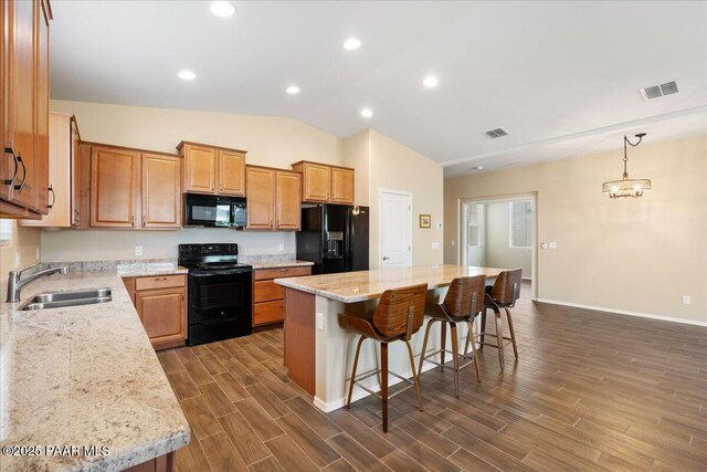 1364 Towhee Trl, Prescott, AZ 86305 - kitchen featuring black appliances, a sink, a kitchen island, vaulted ceiling, and a breakfast bar