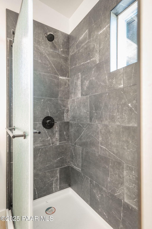 bathroom featuring tiled shower