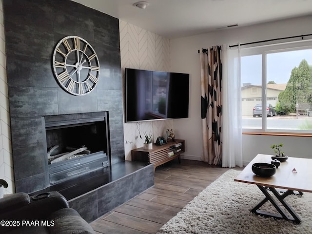 11040 Singletree Trl, Dewey-Humboldt, AZ 86327 - living area featuring wood finished floors, a tiled fireplace, and an accent wall