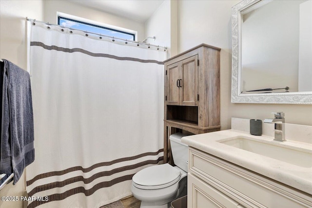 full bathroom featuring vanity, a shower with shower curtain, and toilet