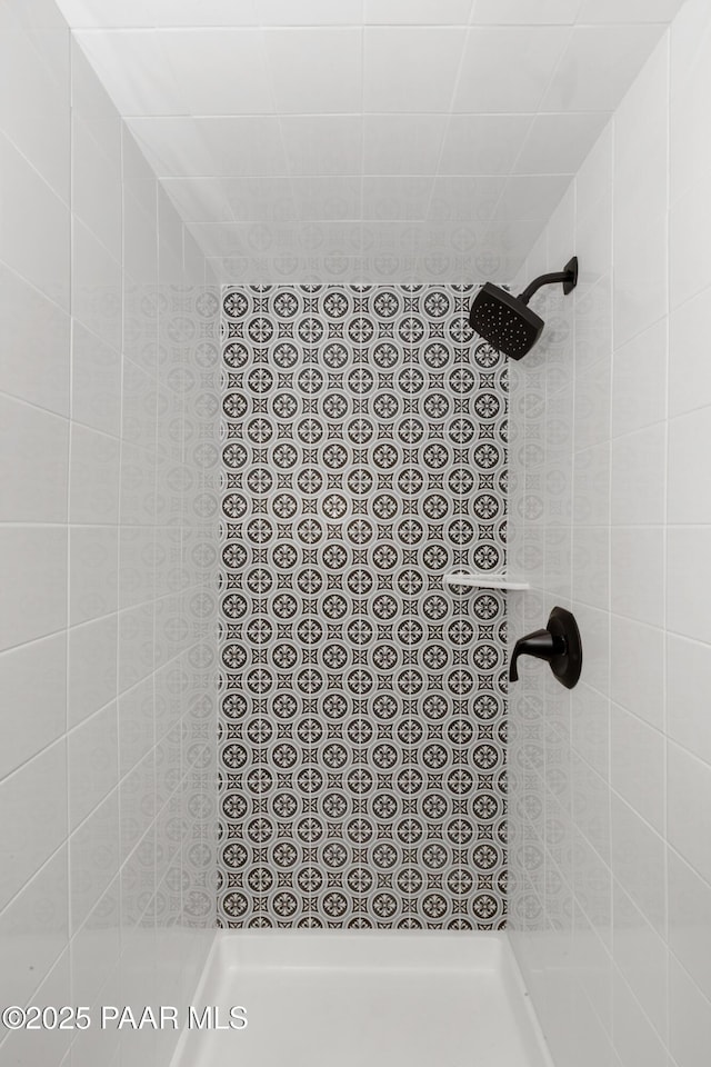 315 N Robinson Dr, Prescott, AZ 86303 - bathroom featuring a tile shower