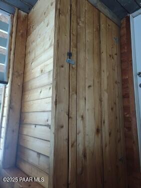 16432 Incline Trl, Williams, AZ 86046 - detailed view of wooden walls