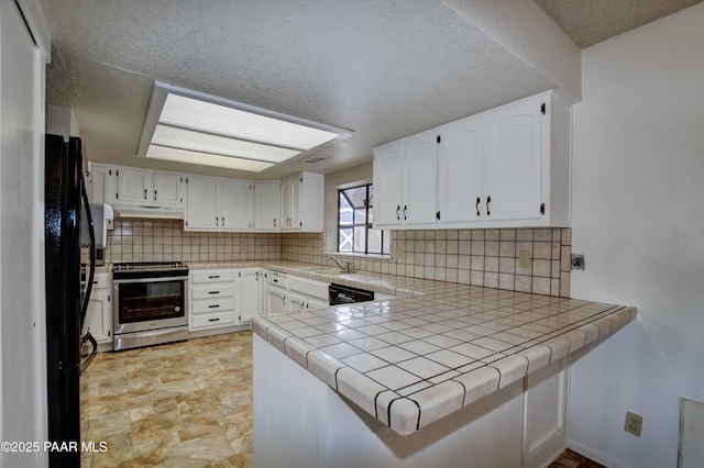 3718 N Navajo Dr, Prescott Valley, AZ 86314 - kitchen featuring electric stove, a textured ceiling, backsplash, a peninsula, and white cabinetry