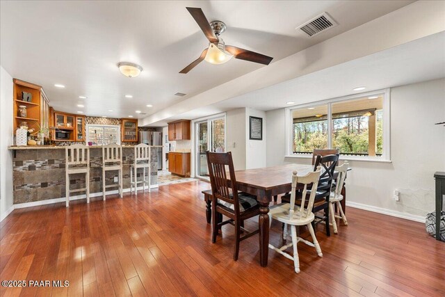 dining room with dark wood-type flooring and ceiling fan