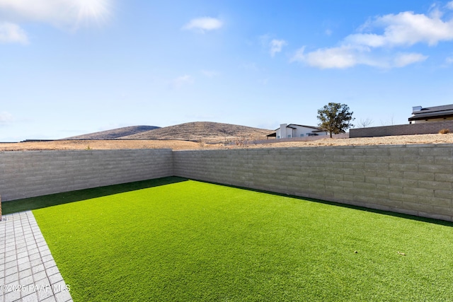 view of yard featuring a mountain view