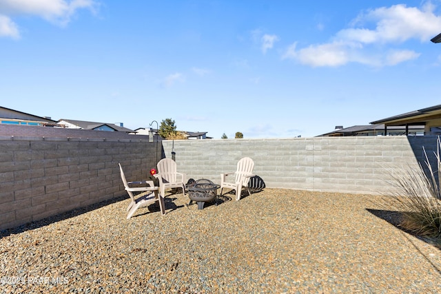 view of yard featuring an outdoor fire pit