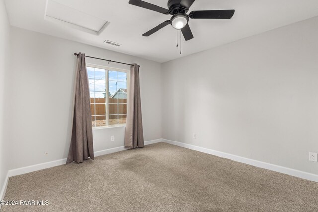 carpeted spare room featuring ceiling fan