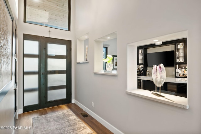 15425 N Talking Rock Ranch Rd, Prescott, AZ 86305 - foyer featuring wood finished floors, a bar, and a towering ceiling