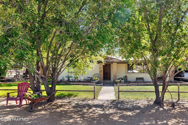 view of front facade featuring a front yard