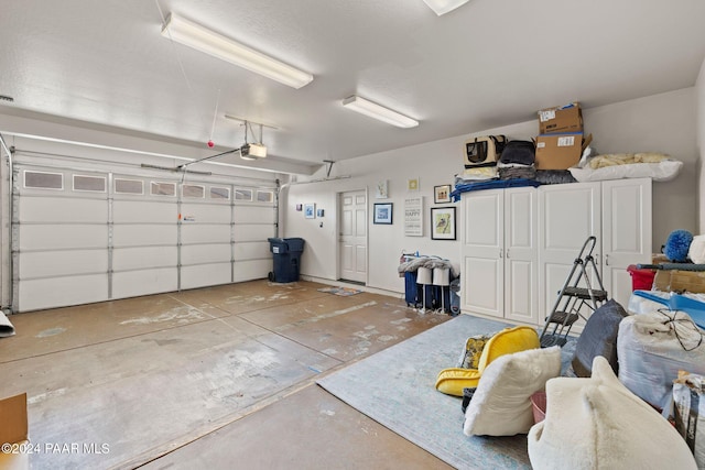 983 N Rolling Green Rd, Dewey-Humboldt, AZ 86327 - garage featuring a garage door opener