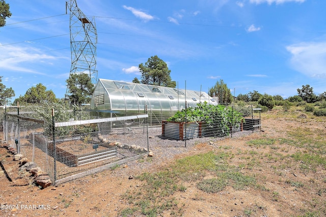 view of yard with an outbuilding