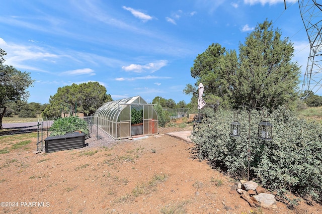 view of yard featuring an outdoor structure