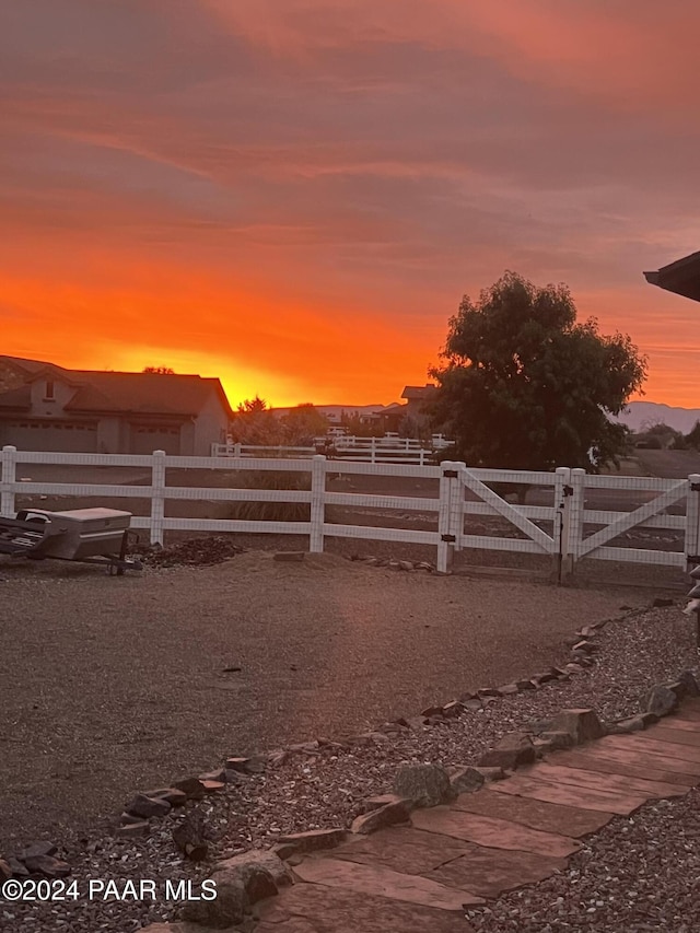 view of yard at dusk