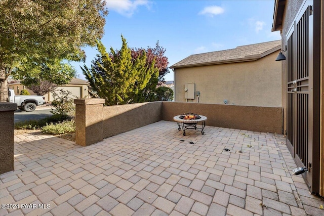 view of patio featuring an outdoor fire pit