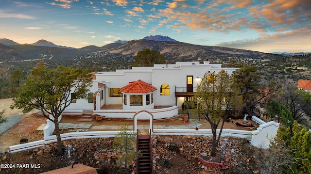 view of front of property featuring a mountain view